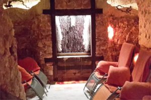 Innenansicht der Sitzmöglichkeiten in der Salzgrotte